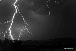 आकाशीय बिजली से दो किशोरियो की मौत