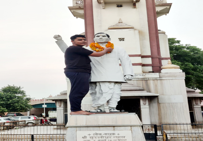 Lok Nayak Statue Murlidhar Vyas Bikaner Railway Station