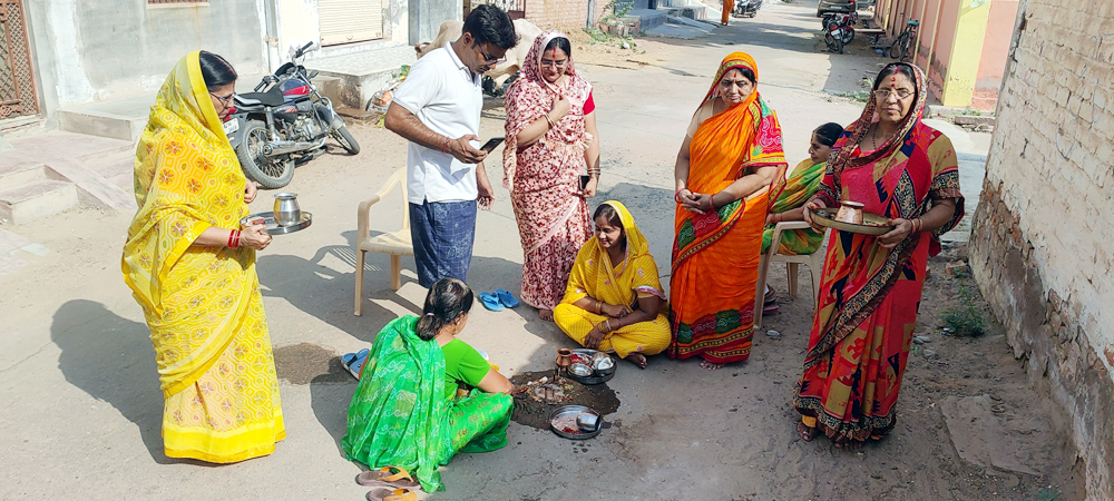 Bikaner News : महिलाओं ने परंपरागत रूप से मनाया बछ बारस का पर्व, गाय-बछड़े की पूजा कर सुनी कथा 1 Bachh Baras In Bikaner 4